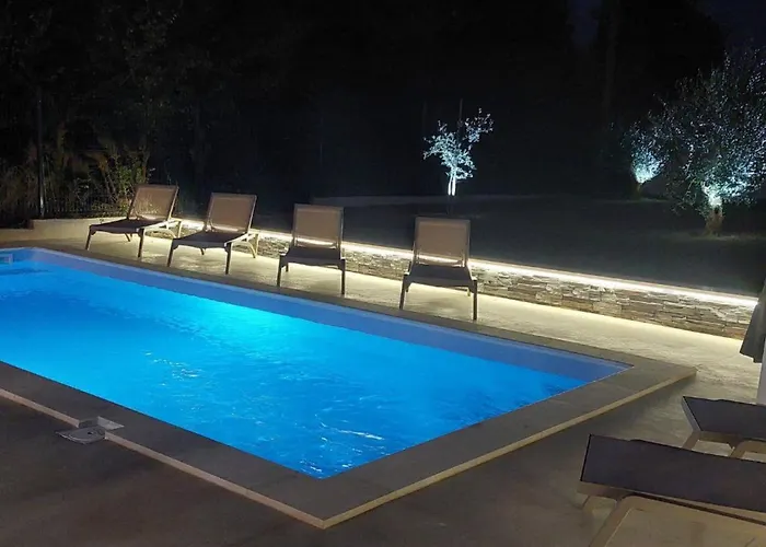 Hacienda Matea - Oase Der Romantik In Strandnaehe By Interhome Пула